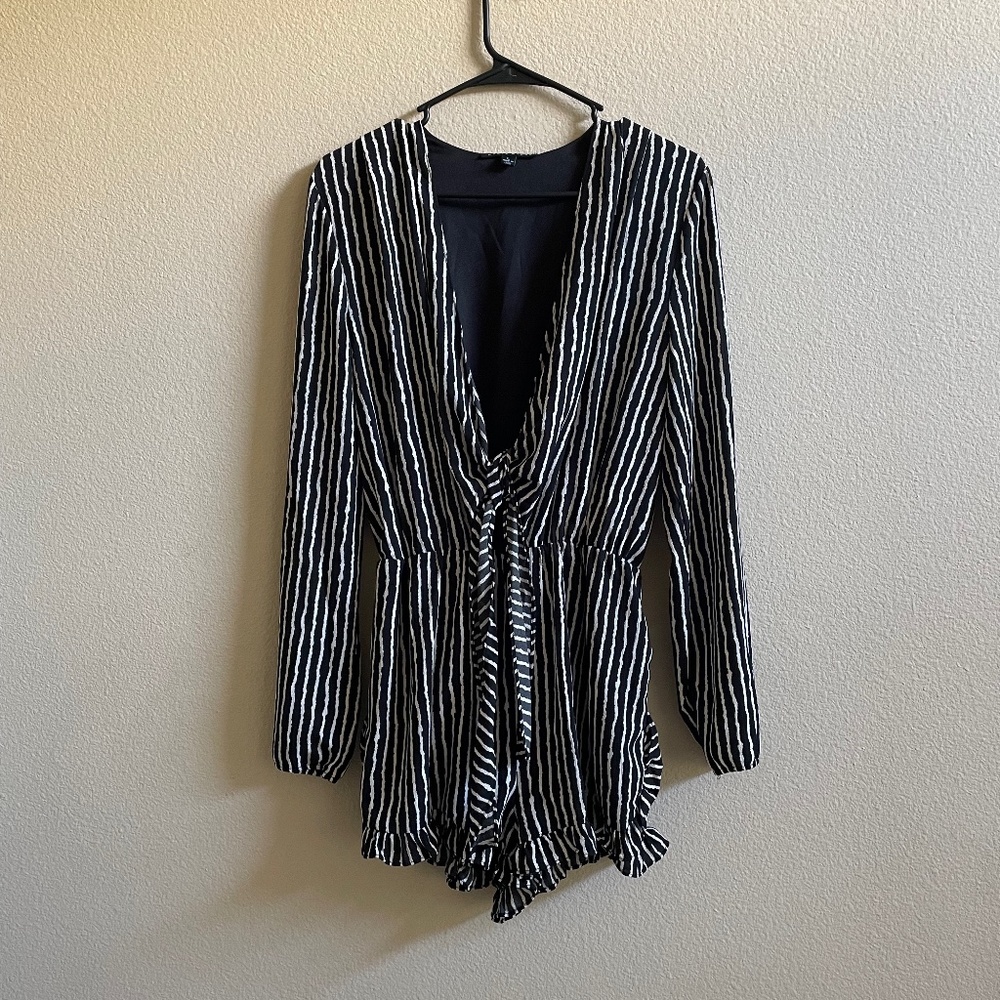 💛HAUTE MONDE Long sleeve, Black/White Stripe Tie Front Fully Lined Romper, L